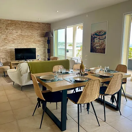 Apartment Spacieux A Proximite Du Port: Clim Et Parking